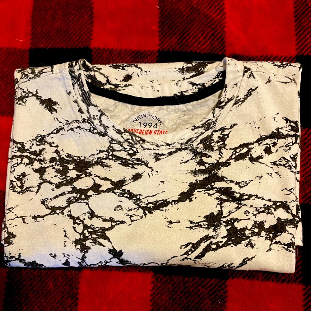 ❤️Men’s black & white tee shirt❤️size medium❤️VERY UNIQUE❤️GREAT CONDITION❤️